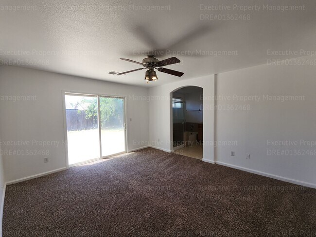 Building Photo - 5 bedrooms/ 2 baths Location Olive Dr/ Old...