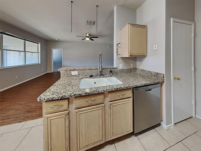Building Photo - Freshly Updated, Move-In Ready, and Waiting for You!
