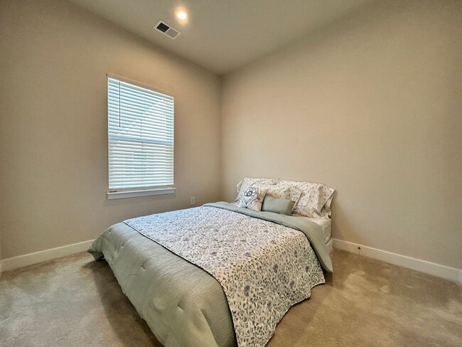 Building Photo - Welcome to this inviting 3-bedroom Condo! ...