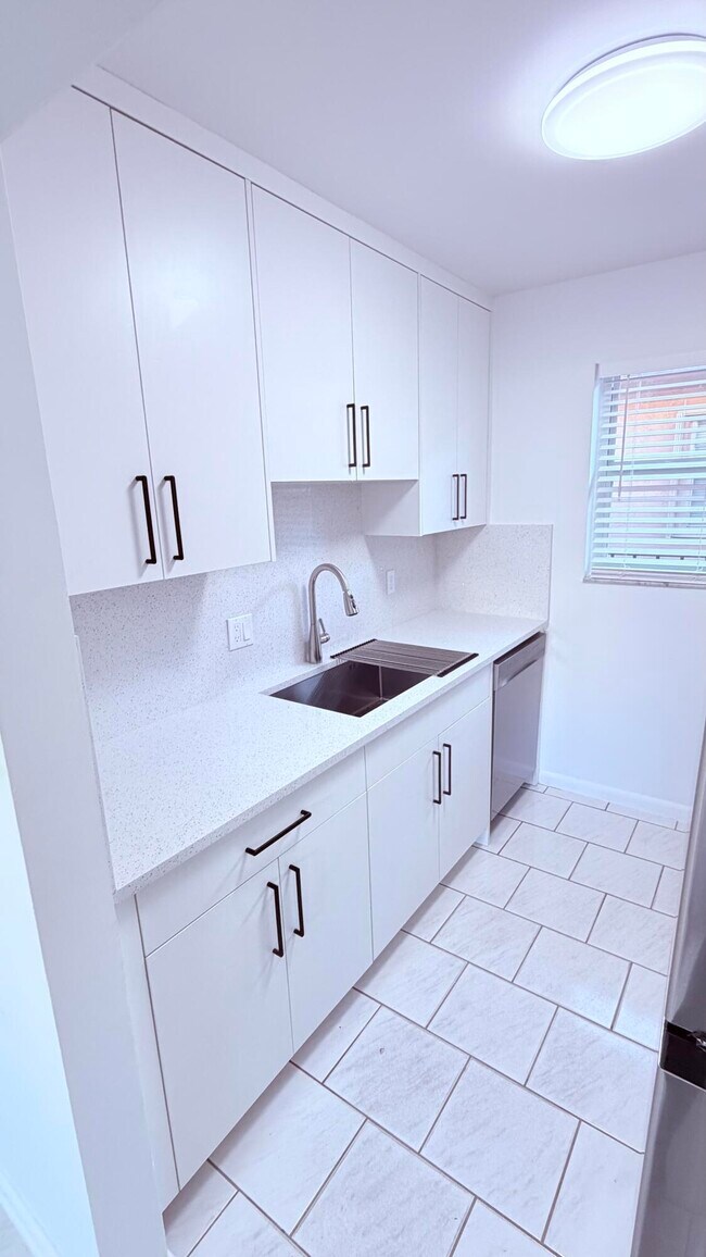 Building Photo - 600 SW 2nd Ave