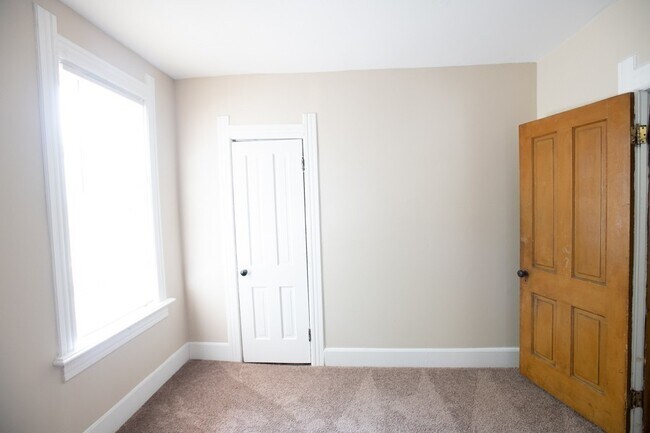 Building Photo - 1020/1022 E Center Townhouse, Riverwest, E...