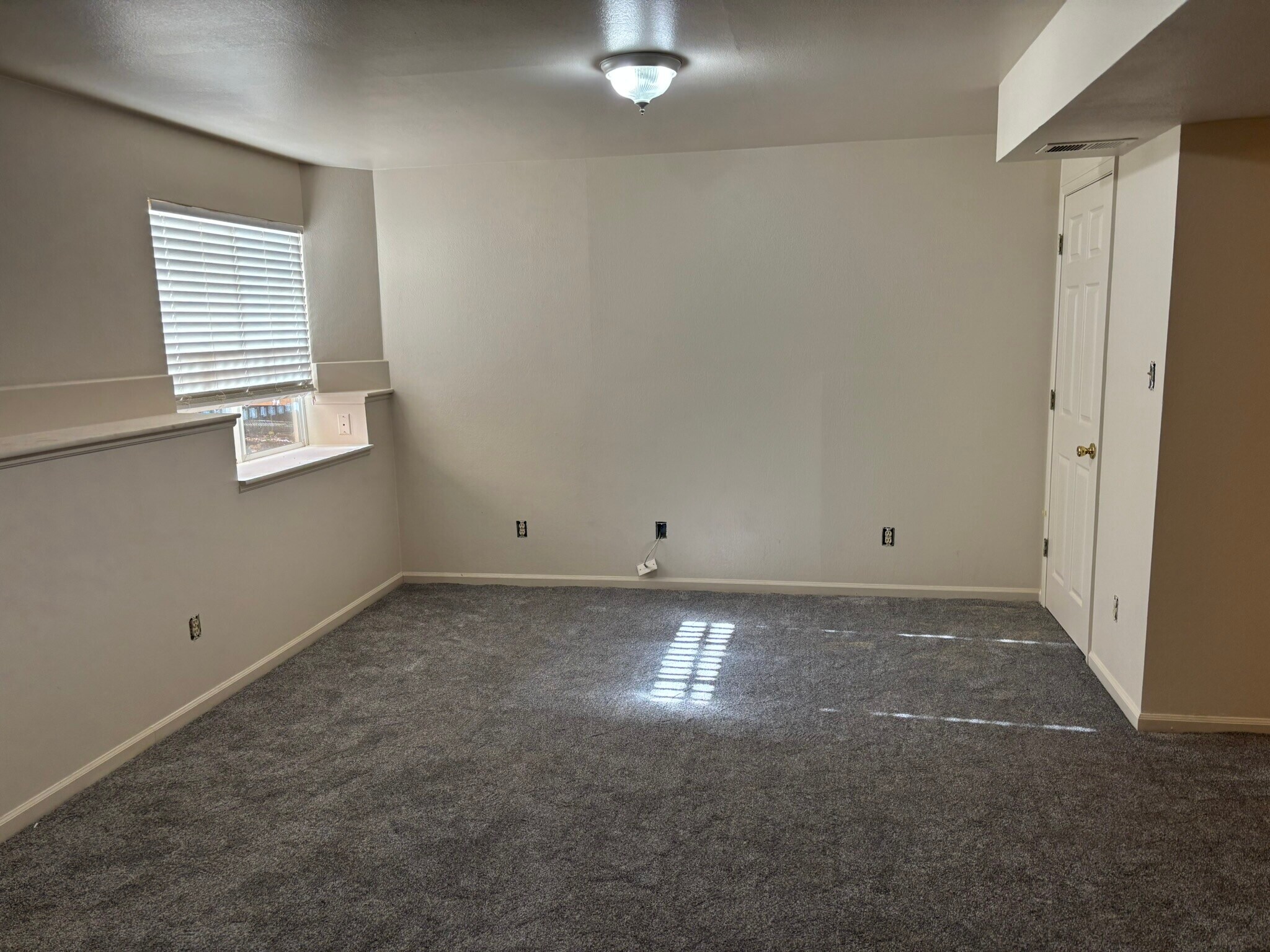 Building Photo - 927 Parker Dr