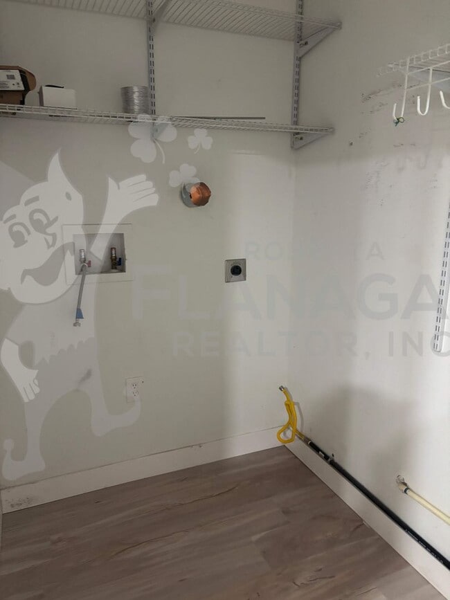 Building Photo - 3 Bedroom/ 2 Bathroom Home