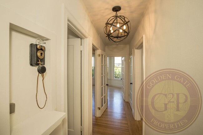 Building Photo - Cole Valley - 2 BR, 1 BA Condo 766 Sq. Ft....