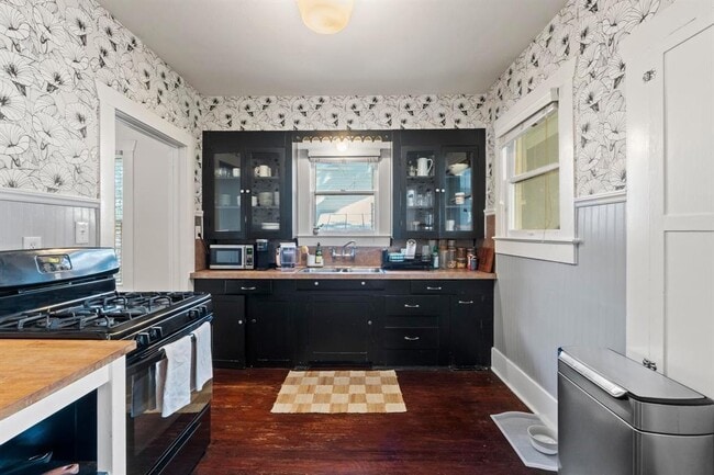 Building Photo - 1805 Brackenridge St