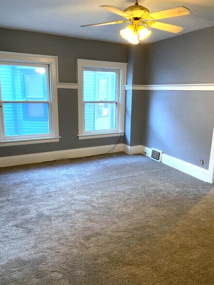 Building Photo - 916 W 9th St