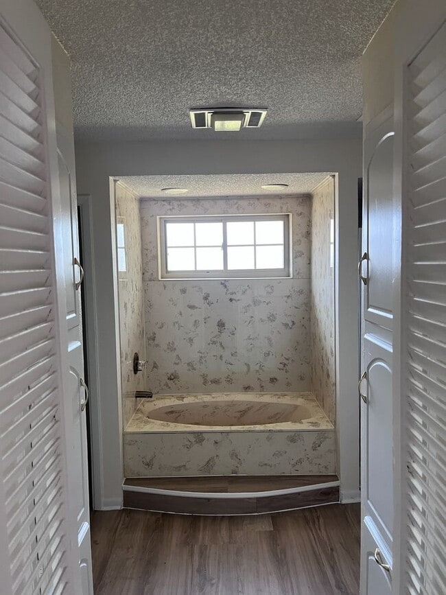 Building Photo - Brick 3/2/2 in Nice Denison Neighborhood O...