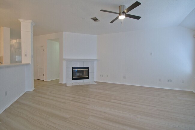 Building Photo - Well Maintained 3/2/2 on Corner Lot