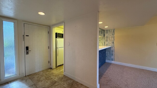 Building Photo - Move In Ready! Lovely 1 Bed 1 Bath Condo i...