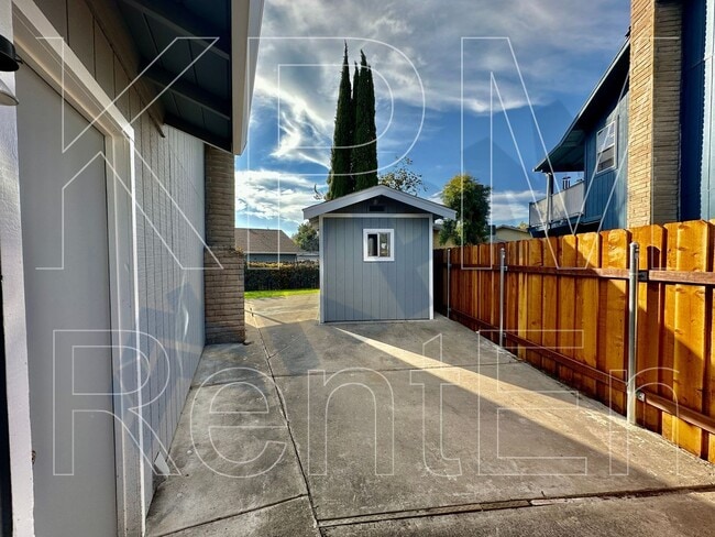 Building Photo - 2331 Shropshire Ct