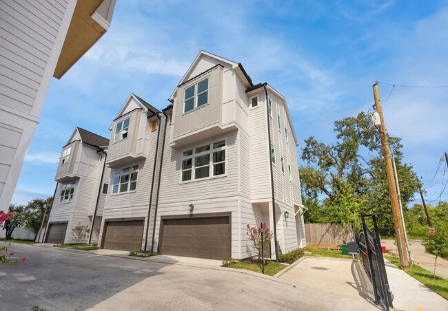 Building Photo - 1737 Mary St