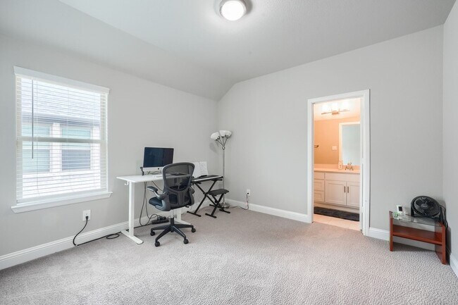 Building Photo - 929 Newcastle Dr