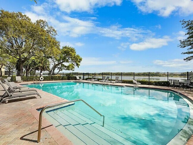 Building Photo - 5032 Pond Ridge Dr