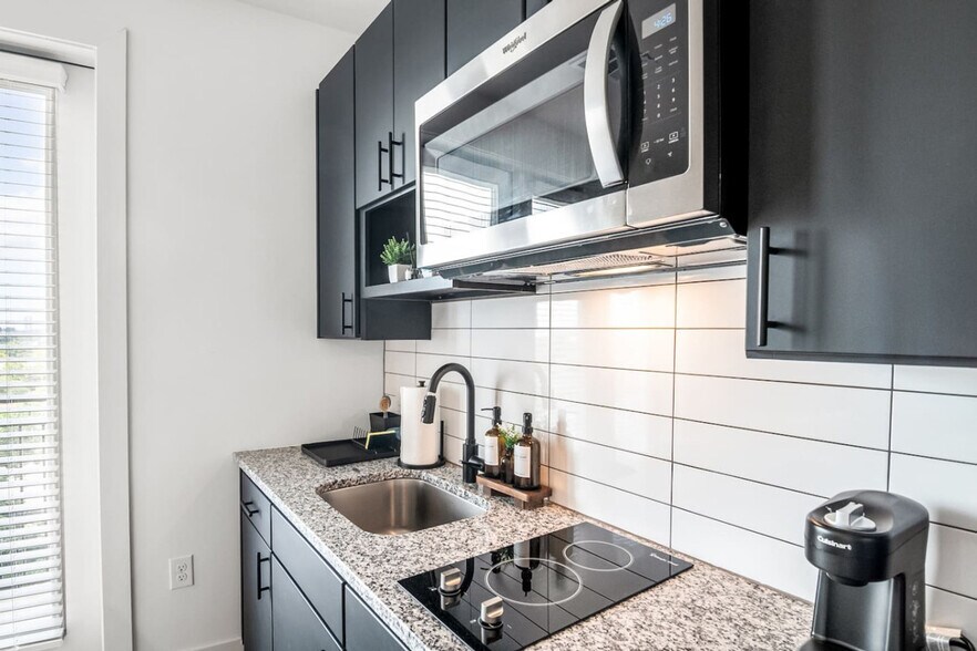 Building Photo - 701 Richmond Ave.