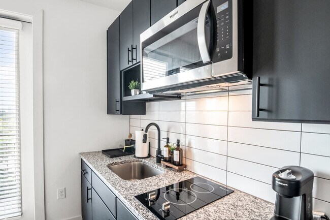 Building Photo - 701 Richmond Ave.