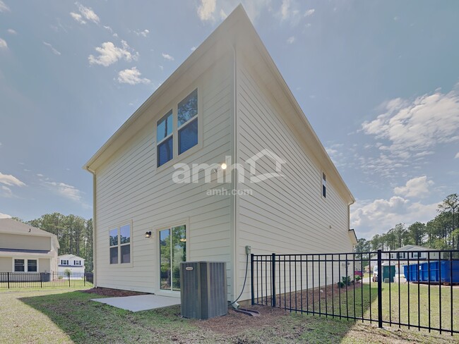 Building Photo - 223 S Live Oak Dr