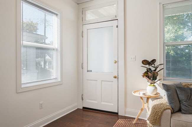 Building Photo - 951 Charles St