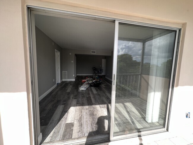 Building Photo - 4158 Inverrary Dr