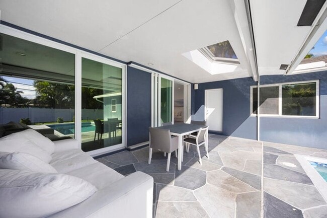 Building Photo - 930 NW 4th Ct