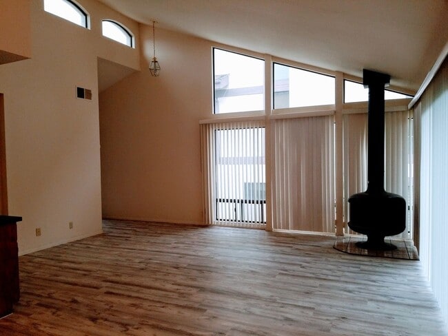 Building Photo - View 2bed 2.5bath, 3 Balconies, 2 Car Garage, pool in Tierrasanta!