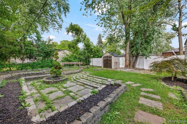 Building Photo - 1674 Eaton Rd