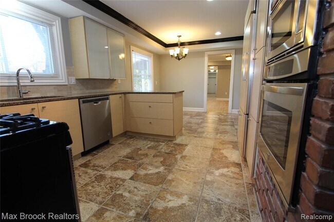 Building Photo - 30024 Beacontree St