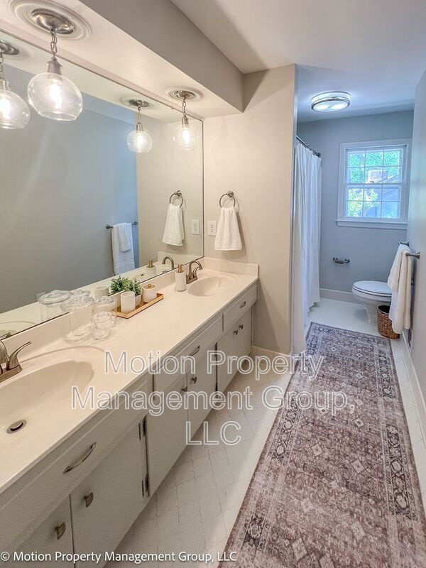 Building Photo - 123 N Palisades Dr