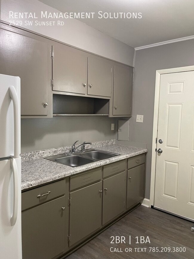 Building Photo - *RECENTLY UPDATED* 2529 SW Sunset Rd- 2 BE...