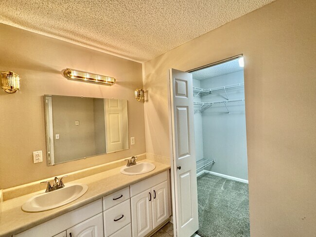 Building Photo - 218 Oligi Cir