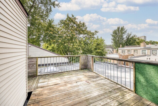 Building Photo - Charming Vintage Second Floor Duplex with In-Unit Laundry in Heart of Oak Park