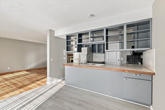 Building Photo - 893 Cliffs Dr