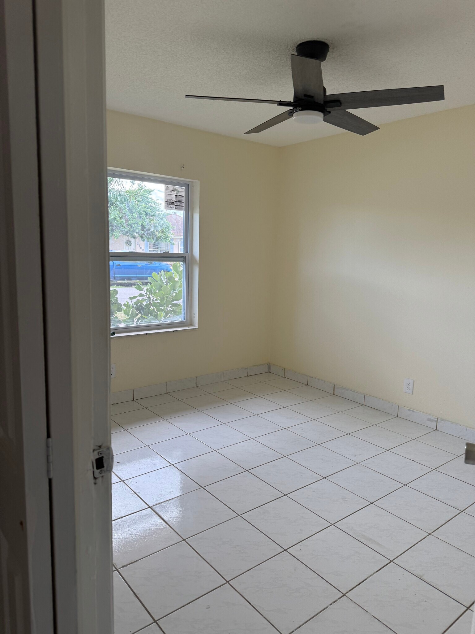 Building Photo - 6153 Moonbeam Dr