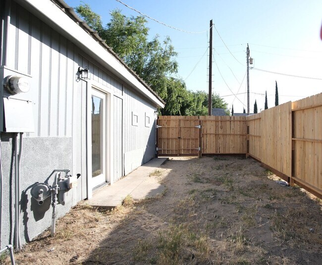 Building Photo - 3 Bedroom 1 Bath -COMING SOON