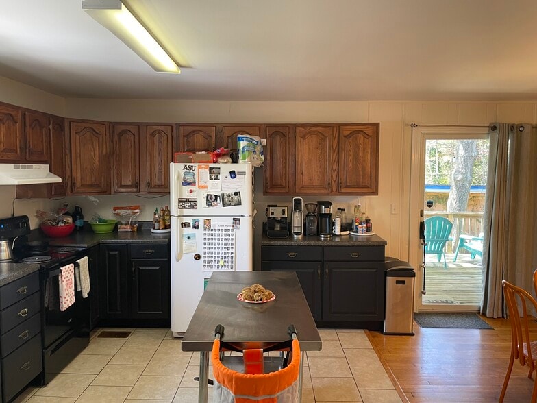 Kitchen - 914 Westview Cir