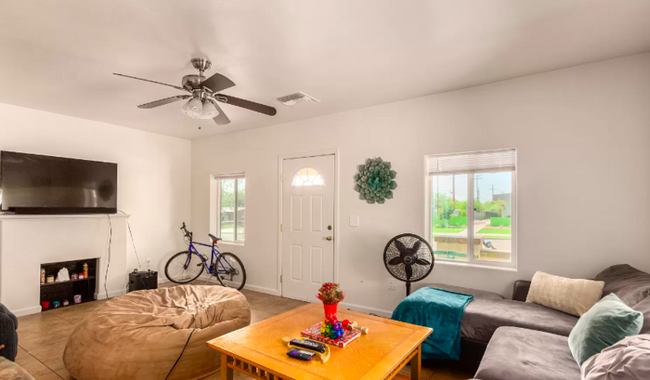 Building Photo - FULLY REMODELED HOME WITHIN A SHORT DISTAN...
