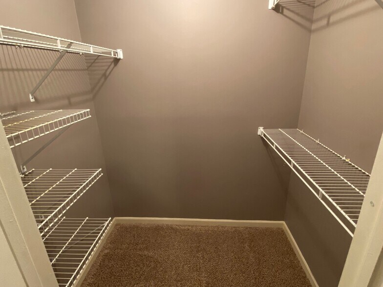 Building Photo - 6729 Meadow Creek Dr