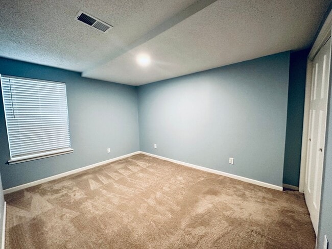 Building Photo - {12311} Spacious Townhome in Desirable OP ...