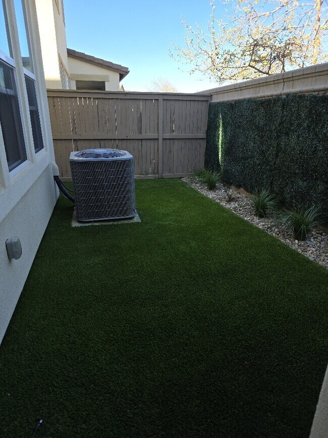 Building Photo - Gorgeous like new 4 bedroom 3 bath home located in Promontory
