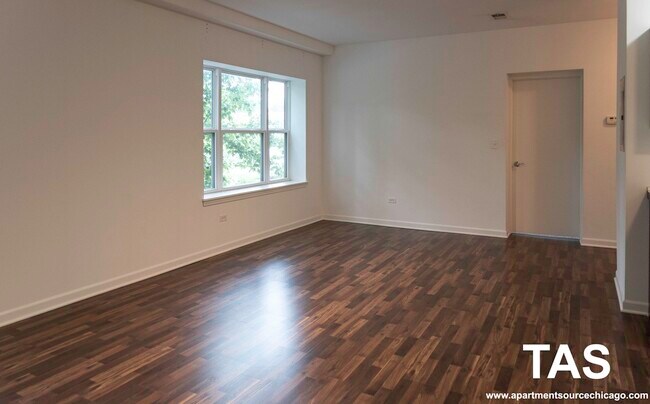 Building Photo - 1544 W Glenlake Ave