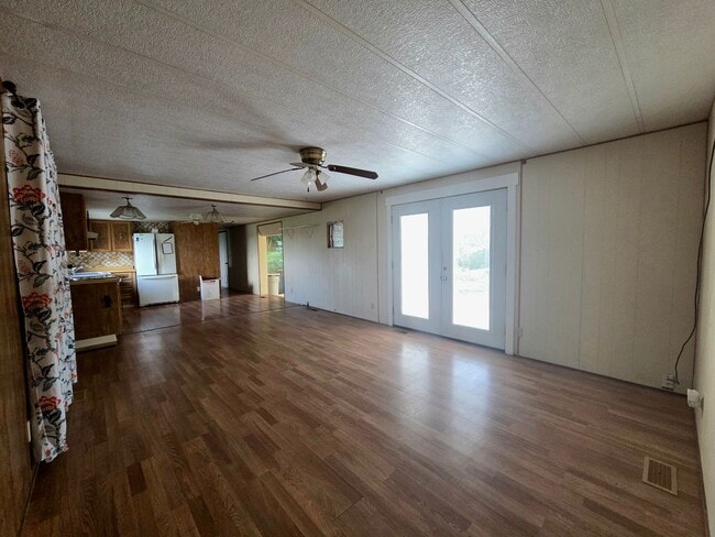 Building Photo - 3 Bed, 1.5 Bath Country-Home on 5 Acres