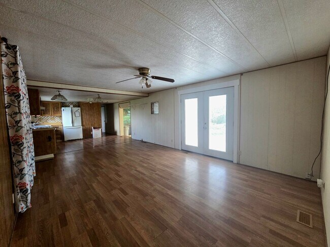 Building Photo - 3 Bed, 2 Bath Country-Home on 5 Acres