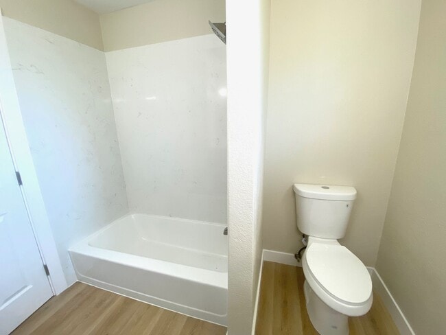 Building Photo - RECENTLY RENOVATED 4 BED, 2.5 BATH HOME ON CORNER LOT