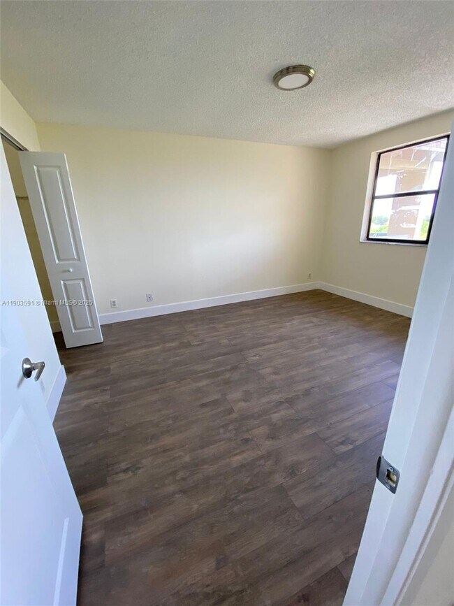 Building Photo - 8120 Geneva Ct