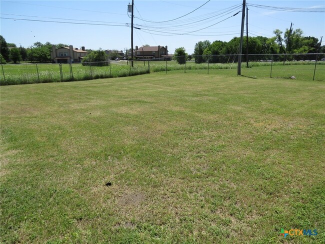 Building Photo - 1602 Benttree Dr