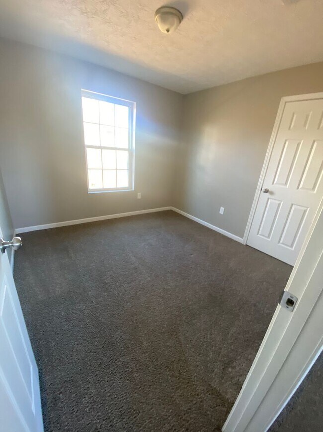 Building Photo - Spacious home in White Pine
