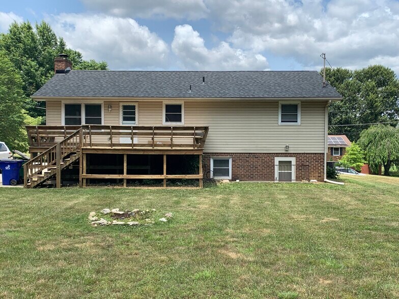 Building Photo - 106 Maywood St