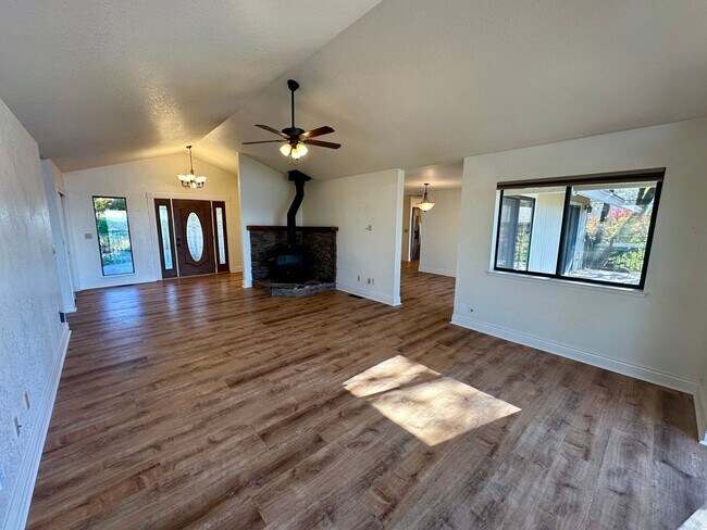 Building Photo - Beautiful 4-Bedroom Home with Stunning Vie...