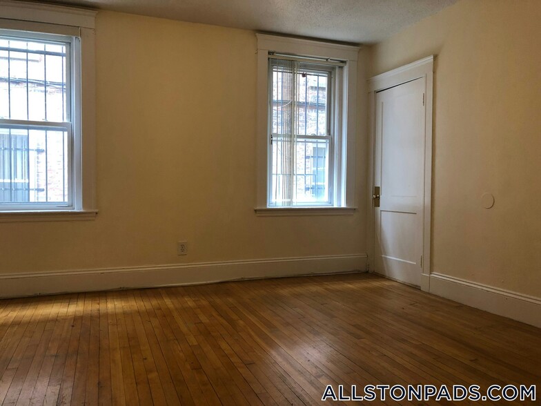 Building Photo - 8 Barrows St