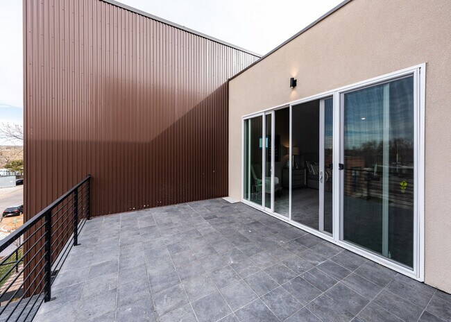 Building Photo - Urbanite Living at It's Finest Westside Lu...