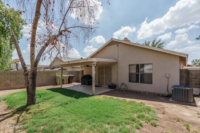 Building Photo - 6450 W Lawrence Ln